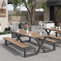 Ensemble table et chaises tout-en-un d'extérieur en plastique imitation bois pour jardin, cour, villa, site panoramique, parc, table de repas résistante au soleil