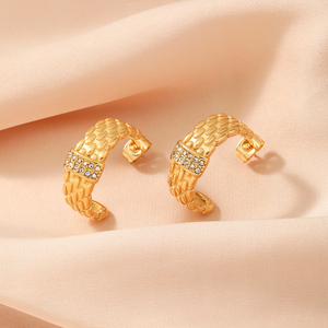 Colección de verano 2025, pendientes de aro de moda con correa de acero inoxidable hipoalergénico único de circón transparente Vintage chapado en oro de 18 quilates - Product Image 5