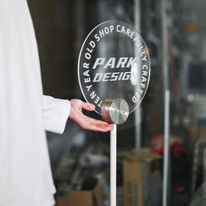 Store Creative Display Logo Carga USB Glow Floor Sign Personalización de contenido - Product Image 3