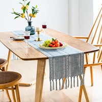 Chemin de table rustique avec décoration de table en lin de coton de glands pour la fête de vacances