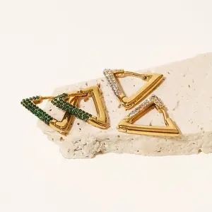 Großhandel Frauen personal isierte Gold formale geometrische eingelegte weiße Zirkon Dreieck Creolen