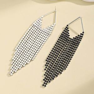 Boucles d'oreilles pendantes tendance de style européen et américain, populaires, au design original et affirmé, style sombre, avec franges de diamants noires - Product Image 6