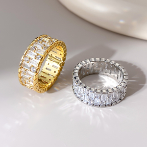 Bague en gros au design unique, sertie de zircons cubiques taille baguette ronde, à arrangement alterné, entièrement pavée de zircons pour femme - Product Image 1