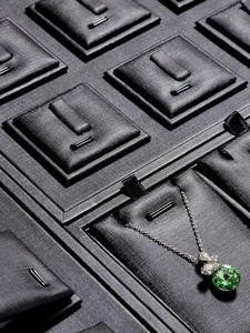 Sang trọng PU da mannequin với bạc giá đồ trang sức hiển thị đứng Khay cho chiếc nhẫn và dải pha lê ngón tay đồ trang sức container - Product Image 4