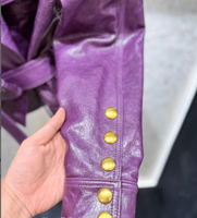 Veste en cuir ciré véritable d'usine, violet prune, courte, croisée, ajustée, brillante, pour femme