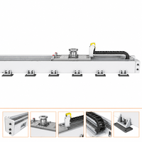 Base de rail d'axe au sol en acier blanc avec plaque de montage d'interface robotique, guide linéaire et chaîne porte-câbles