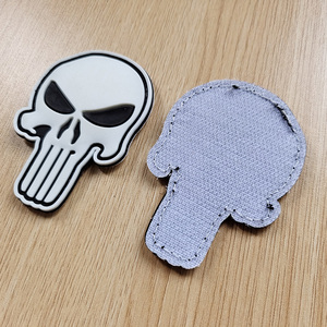 Punisher Skull 3D PVC cao su huy hiệu lõm lồi vui vá với móc có thể được tùy chỉnh trong kho - Product Image 3