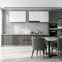 Ensemble d'armoires de cuisine BALOM, style moderne minimaliste, portes crème personnalisées, avec longues poignées métalliques, pour projets de villas et d'hôtels de luxe