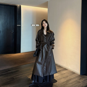 Lin ha personalizzato un elegante <span class=keywords><strong>trench</strong></span> da donna in similpelle PU, un cappotto lungo e ampio in similpelle PU nera di alta qualità. - Product Image 2