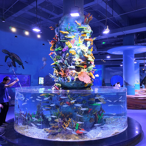 Oceanarium-scène met groot, dik, milieuvriendelijk acryl <span class=keywords><strong>aquarium</strong></span> in cilinderdesign. - Product Image 2