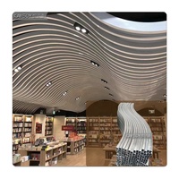 Panel de techo deflector de tira de aluminio, diseño de techo falso suspendido de Metal en forma de arco de onda Irregular 3D para salón moderno y restaurante