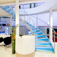 Design d'escalier en arc moderne pour intérieur avec support en acier au carbone et balustrade en verre transparent pour les espaces résidentiels