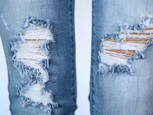 Jeans ajustados rasgados de color azul claro para mujer - Product Image 5