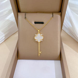 Collar de llave de flor de cuatro hojas blanco y negro bonito de acero de titanio chapado en oro collar de llave de la suerte de acero de titanio - Product Image 2