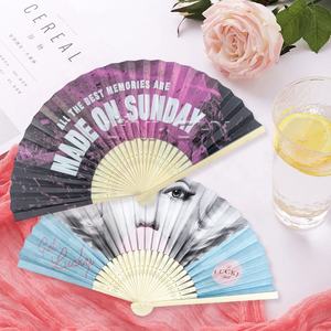 Abanico plegable de bambú portátil hecho a mano con patrón decorativo pintado para regalos de empresa o bodas - Product Image 1