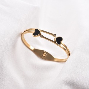 Bracelet en acier inoxydable plaqué or 18 carats avec émail noir, étanche, hypoallergénique, bijou minimaliste à breloque géométrique - Product Image 4