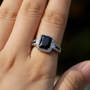 Anello in Cristallo Nero per Uomo, Accessorio Minimalista per Uso Quotidiano e Feste - Product Image 4