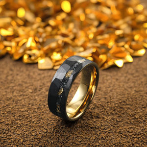 Bague de mariage en tungstène <span class=keywords><strong>noir</strong></span> et or jaune de 8mm pour homme Bague de mariage tendance en météorite avec incrustation de feuille d'or et finition à facettes - Product Image 6