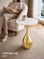 Table basse moderne en dalle de roche dorée avec piétement sculptural en fer, portable pour salon et hôtel, OEM ODM