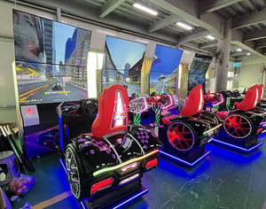 Máquina de Juego de Carreras de Autos Arcade PlayFun de Doble Asiento Simulador Operada por Monedas para Sala de Juegos Conduce Rápido y Furioso - Product Image 2