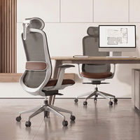 Chaise de bureau ergonomique KOHO, pivotante, avec appui-tête réglable et support lombaire, conforme aux normes EN 1335 et BIFMA, design pour bureau.
