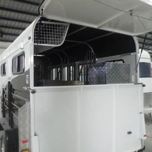 Semirremolque HERUI de Carga Inclinada para 3 Caballos, Construcción de Acero Aleado, Eje Doble, Frenos Eléctricos, Capacidad de Carga de 4T, Alojamiento Tipo RV - Product Image 4