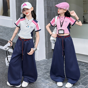 Set di Abbigliamento per Bambine Estate 2026: <span class=keywords><strong>Polo</strong></span> a Righe <span class=keywords><strong>Bianca</strong></span> e Rosa + Pantaloni Larghi Blu Navy, Completo 2 Pezzi - Product Image 1