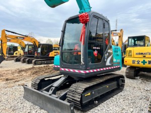 Excavadora Kobelco SK75 7ton usada a la venta Motor Isuzu y caja de cambios Componentes clave Motor Bomba Engranaje incluido - Product Image 2