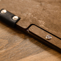Cubierta de libro de tablero de menú de madera grabada personalizada abrochada con correa de cuero soporte de carpeta de menú de restaurante cubierta de menú personalizada