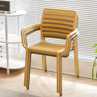 Chaise de salle à manger empilable style palissade, design à lattes horizontales, légère, en résine résistante aux intempéries, pour hôtel