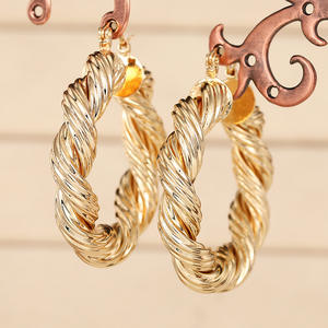 Orecchini a Cerchio Dorati E4451 Placcati in Oro 22k Gioielli Classici da Donna per Uso Quotidiano - Product Image 4