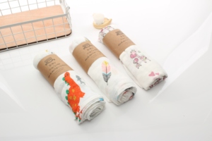 Couvertures d'emmaillotage en mousseline raisonnables 100% coton biologique et couvertures de réception de bébé en bambou motif girafe populaire - Product Image 5
