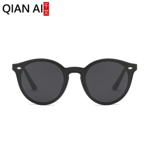 Gafas de Sol Qianai para Mujer, Montura Ovalada Negra, Lentes Azules, 100% Protección UV, Modernas, para Salidas y Fiestas - Product Image 3