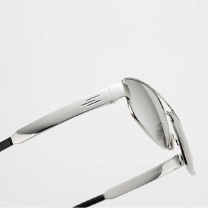 แว่นกันแดดทรงเหลี่ยมย้อนยุค ดีไซน์เนอร์สำหรับผู้ชายยุค Y2K ป้องกันรังสียูวี 400 คุณภาพสูง หรูหรา แฟชั่น โครงโลหะสีเงินแบบสองบริดจ์ - Product Image 4