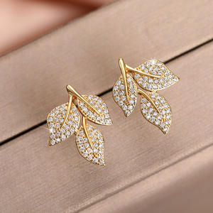 Boucles d'oreilles en forme de feuille dorée avec micro-pavé de strass en cristal pour femmes, bijoux romantiques pour soirée - Product Image 4