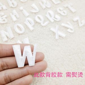 Patch brodé thermocollant/de type autocollant de 2,5 cm, motif mini lettre, blanc, rose vif, noir, violet - Product Image 5