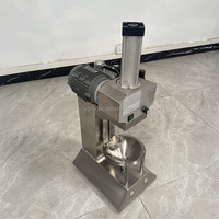 Automatische elektrische industriële kokosnootschiller voor verse kokosnoten in diamantvorm, voor het trimmen en schillen van kokosnoten.