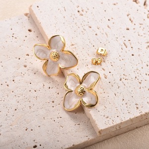 Boucles d'oreilles minimalistes plaquées or 18 carats avec fleur en émail, style français, 4 pétales, bijoux d'oreille à goutte d'huile, pour usage quotidien - Product Image 4