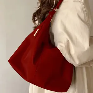Красная сумка для невесты в стиле ретро, большая вместимость, 2024 Новая продвинутая и модная женская сумка на одно плечо