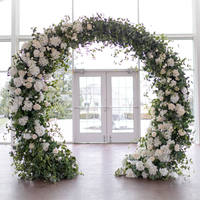 Buitendecoratie kunstbloemen roze bloemen doorgang bruidsboog bloemstuk