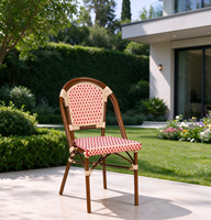 Chaise de bistrot d'extérieur moderne avec cadre en aluminium résistant aux UV et rotin pour les cafés, les hôtels et la cuisine.