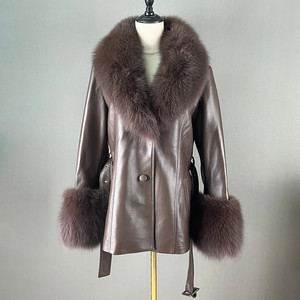 Giacca in pelle di pecora da donna con collo e polsini in pelliccia di volpe - Product Image 3