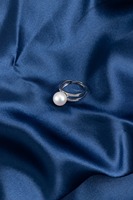 Une bague en perles d'eau douce en forme de H à double couche.