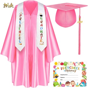 Vestido y gorra <span class=keywords><strong>de</strong></span> graduación <span class=keywords><strong>de</strong></span> uniforme <span class=keywords><strong>de</strong></span> Niños <span class=keywords><strong>de</strong></span> poliéster brillante Rosa personalizado con estola personalizada para uso escolar <span class=keywords><strong>de</strong></span> niños en edad preescolar - Product Image 2