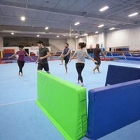 Panneau de séparation en mousse haute densité recouvert de cuir PVC, cloison autoportante modulaire connectable pour salle de sport et salle de jeux
