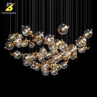 Lustre LED artistique en boules de verre - Suspension cascade dorée pour hall d'hôtel et atrium