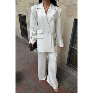 Conjunto de Traje Blanco para Mujer con Etiqueta de Diseño Detallado, Chaqueta y Pantalones - Product Image 3