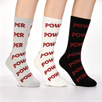 Chaussettes mi-mollet personnalisées blanc crème, motif textuel rouge répété, chaussettes en tricot côtelé avec service d'ajout de votre logo