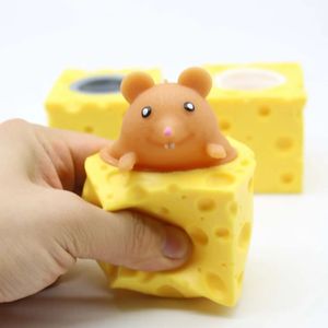 Venta al por mayor: Juguete antiestrés de apretar con diseño de taza de ardilla mágica, ratón lindo y taza de queso - Product Image 2