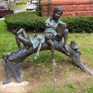 Statue de bronze grandeur nature d'un garçon et d'une fille sur un tronc d'arbre lisant un livre pour <span class=keywords><strong>la</strong></span> décoration de jardin - Product Image 1